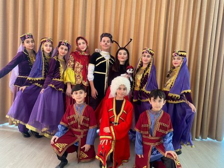 "Lalələr" rəqs qrupu öz gözəl rəqsləriylə tədbirdə  rəqs etmiş və  Azərbaycanın milli rəqslərin nümayiş etmişdilər